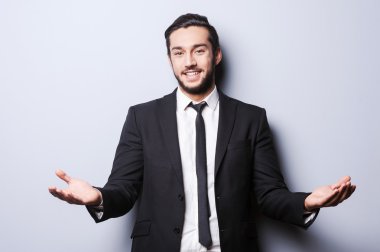 Karşılama jest gösterilen resmi kıyafeti erkekte