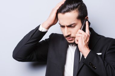 İş adamı cep telefonuyla konuşuyor.