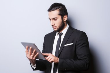 resmi kıyafeti dijital tablet üzerinde çalışan adam