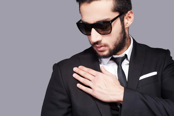 Hombre con gafas de sol y ropa formal tocando su hombro — Foto de Stock