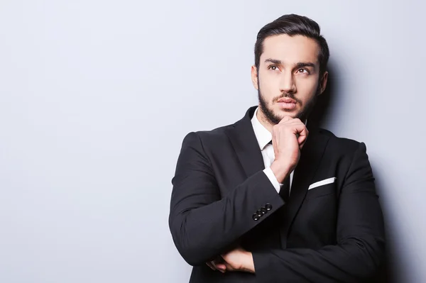 Joven reflexivo en ropa formal — Foto de Stock