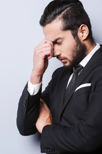 Joven frustrado en ropa formal — Foto de Stock