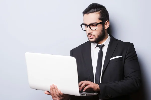 Uomo d'affari con laptop. — Foto Stock