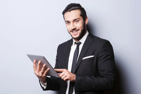 Homem de traje de forma trabalhando em tablet digital — Fotografia de Stock