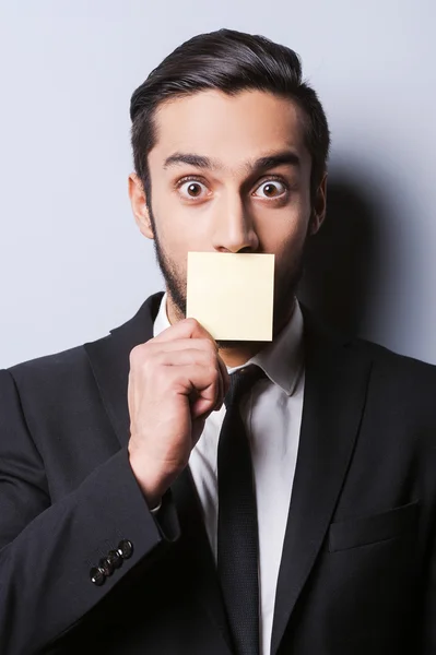 Man die betrekking hebben op zijn mond met sticky note — Stockfoto