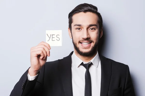 Hombre en ropa formal sosteniendo nota adhesiva —  Fotos de Stock