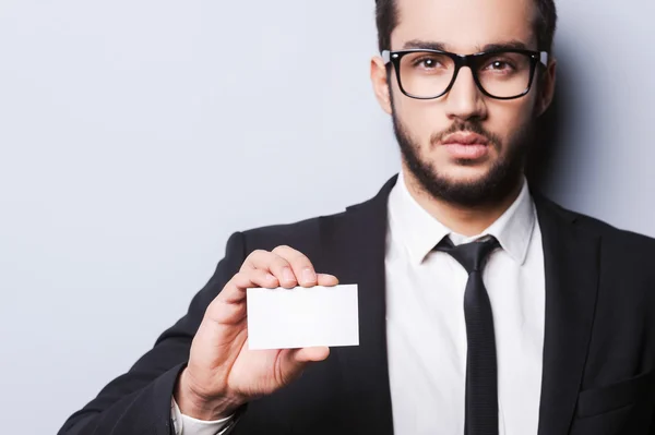 Mannen i formalwear sträcker ut visitkort — Stockfoto