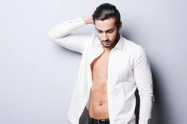 Uomo in camicia sbottonata — Foto Stock