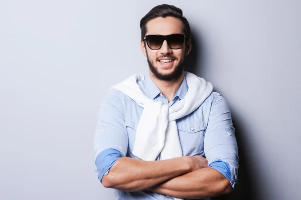 Homem de camisa azul mantendo os braços cruzados — Fotografia de Stock