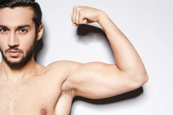 Muscular man showing his perfect bicep — Stock Photo, Image