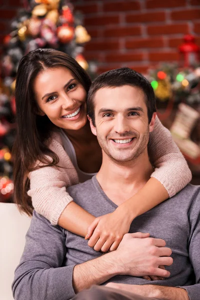 Pareja cariñosa cerca del árbol de Navidad — Foto de Stock