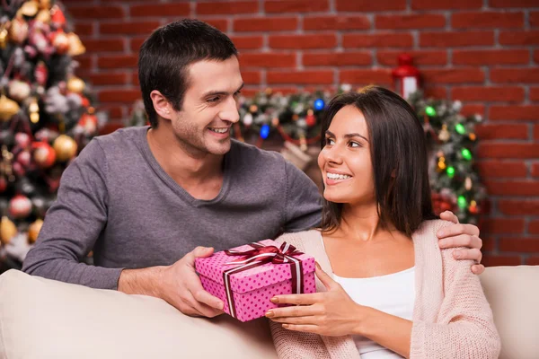 Man ger presentförpackning till flickvän på jul — Stockfoto