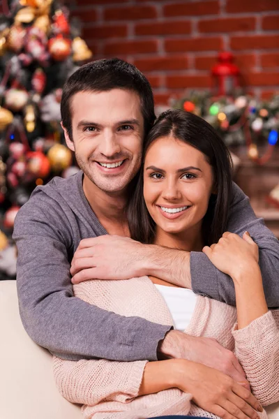 Verliefde paar horen kerstboom — Stockfoto