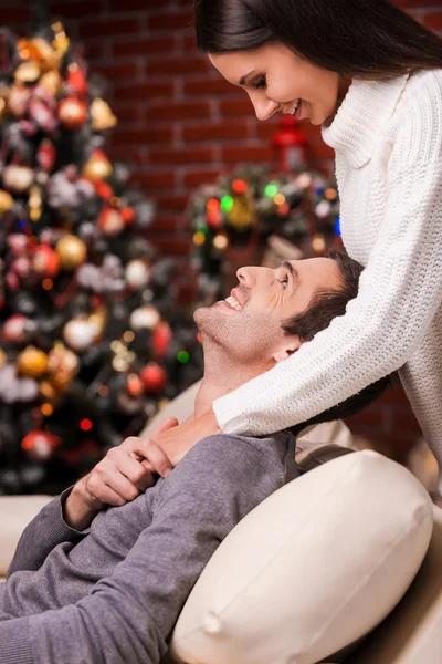 Liefdevolle paar binding aan elkaar op Kerstmis — Stockfoto
