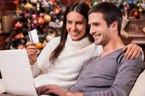 Paret köper online på jul — Stockfoto