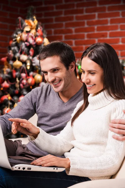 Par med datorn tillsammans på julafton — Stockfoto