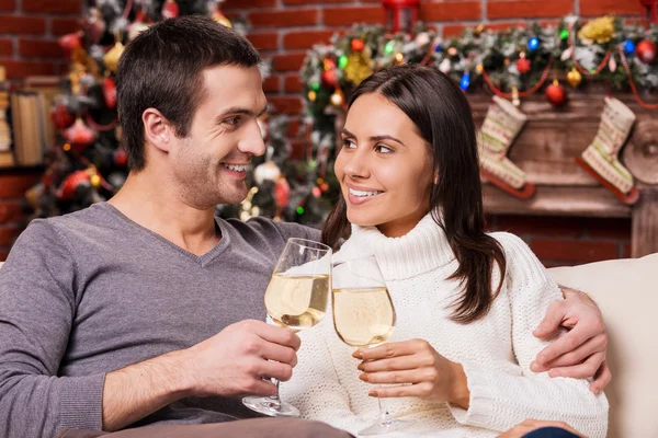 Ζευγάρι κρατώντας ποτήρια κρασί για τα Χριστούγεννα — Φωτογραφία Αρχείου