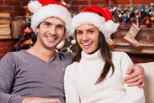 Jovem casal amoroso no Natal — Fotografia de Stock