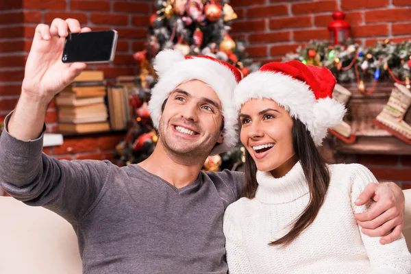 Älskande par att göra selfie på julafton — Stockfoto