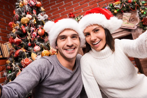 Älskande par att göra selfie på julafton — Stockfoto