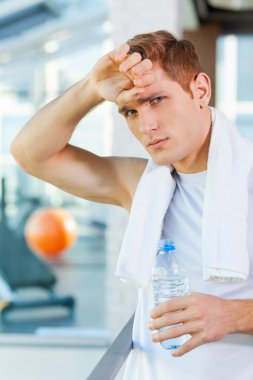 Su ile yorgun genç adam