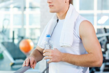 adam içme suyu içinde jimnastik salonu