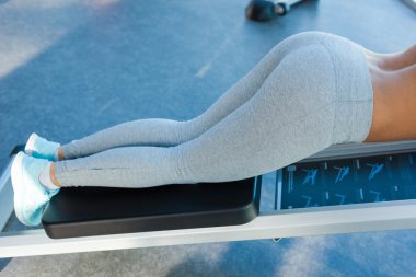 Kadın Eğitim bacak ve kalça içinde jimnastik salonu