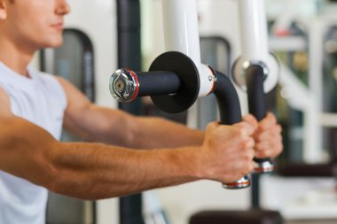 Sportif erkek spor salonunda egzersiz