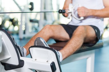 Spor salonundaki adam.