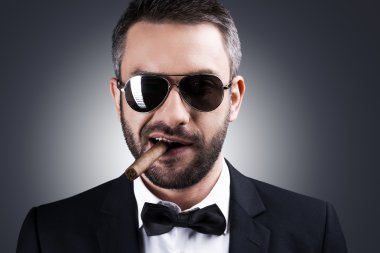 Adam resmi kıyafeti ve puro sigara güneş gözlüğü