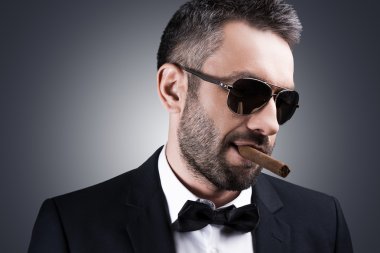 Olgun adam resmi kıyafeti ve puro sigara güneş gözlüğü
