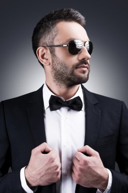 Olgun adam resmi kıyafeti ve güneş gözlüğü