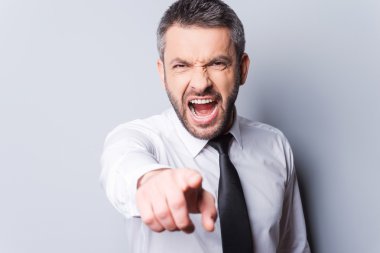 Tişörtlü adam olgun ve bağırarak kravat