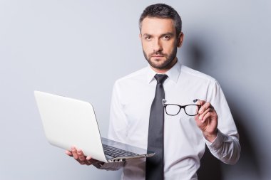 erkek gömlek ve kravat laptop holding