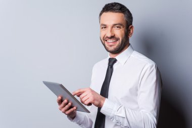 gömlek ve kravat dijital tablet üzerinde çalışan adam