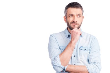 Hayal kırıklığına uğramış genç adam rahat kıyafet