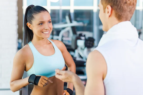 Couple sportif parlant dans la salle de gym — Photo