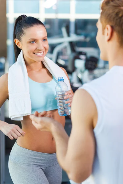 Coppia sportiva che parla in palestra — Foto Stock