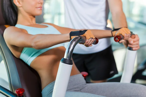 Kvinnan arbetande ute i gym med instruktör — Stockfoto