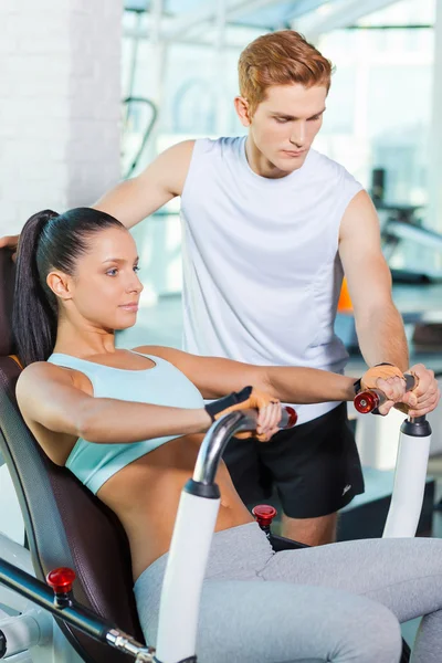 Kvinnan arbetande ute i gym med instruktör — Stockfoto