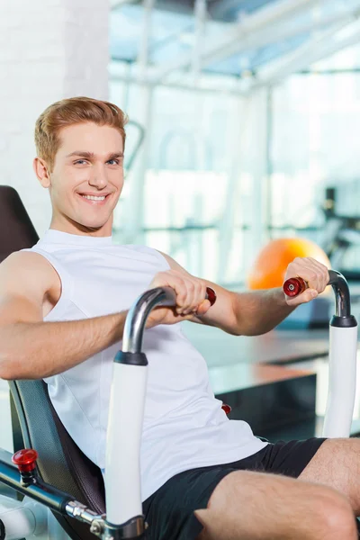 在健身房锻炼的男人 — 图库照片
