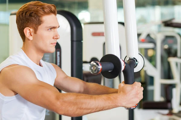 Sportlicher Mann trainiert im Fitnessstudio — Stockfoto