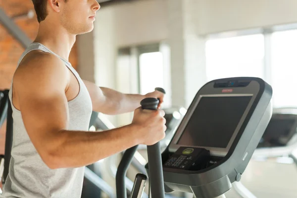 Uomo che fa esercizio cardio sulla macchina passo — Foto Stock