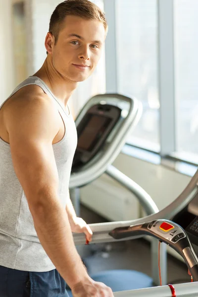 Hombre haciendo ejercicio en la cinta —  Fotos de Stock