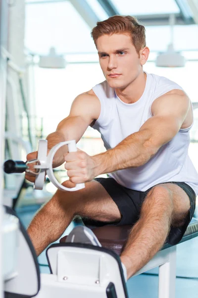 Mannen som tränar på gym — Stockfoto