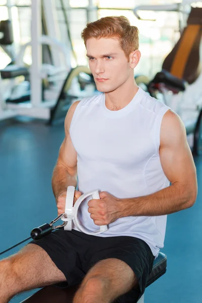 Uomo che lavora in palestra — Foto Stock