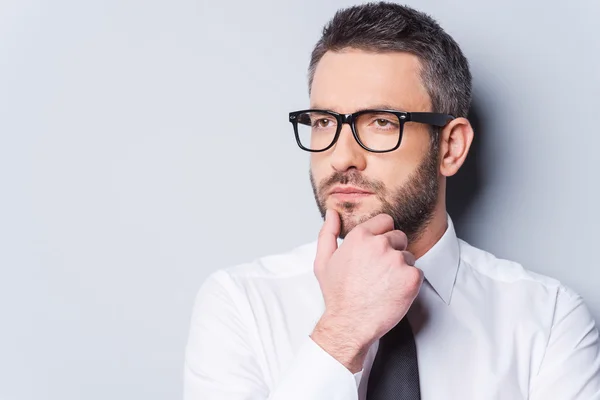 Pensativo hombre maduro en camisa y corbata — Foto de Stock