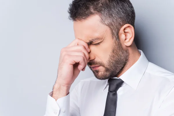 Frustrato uomo maturo in camicia e cravatta — Foto Stock