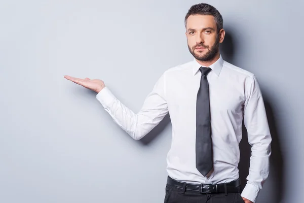 Älterer Mann in Hemd und Krawatte hält Kopierraum — Stockfoto