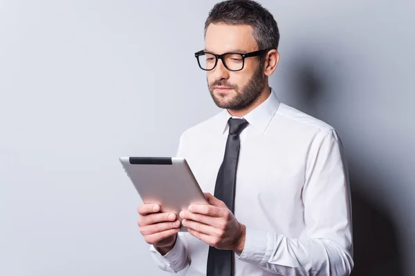 Человек в рубашке и галстуке, держащий цифровой планшет — стоковое фото